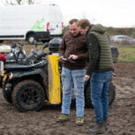 NEXT Farming Mitarbeiter und Landwirt schauen gemeinsam auf ein Tablet