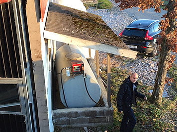 Überwachungsbild der FarmCam IP2 von Luda.Farm, indem ein Mann eine Halle verlässt.