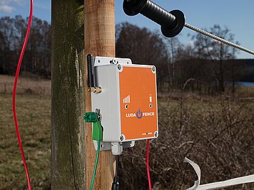 FenceAlarm von Luda.Farm an Weidenmast montiert.