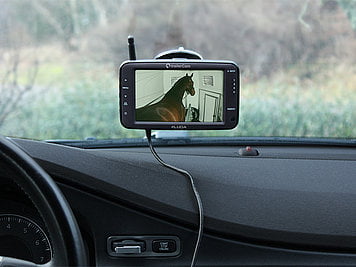 Monitor der TrailerCam 5D von Luda.Farm im Auto montiert.