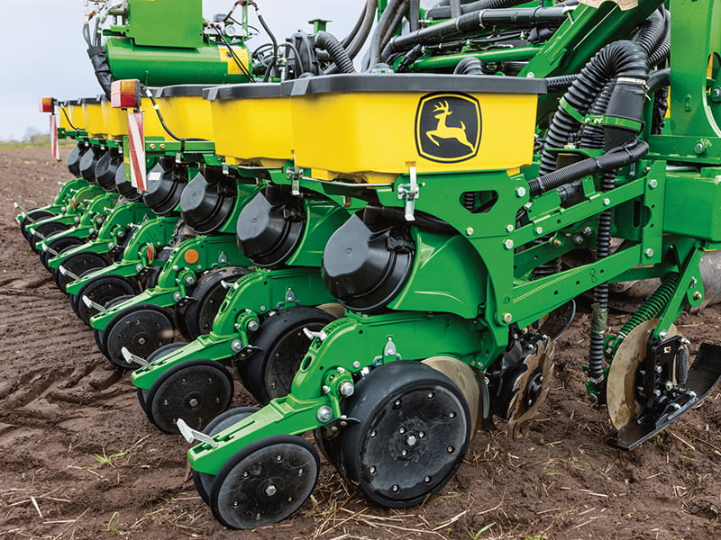 Nahaufnahme von Maissämaschine der Marke John Deere auf einem Feld.