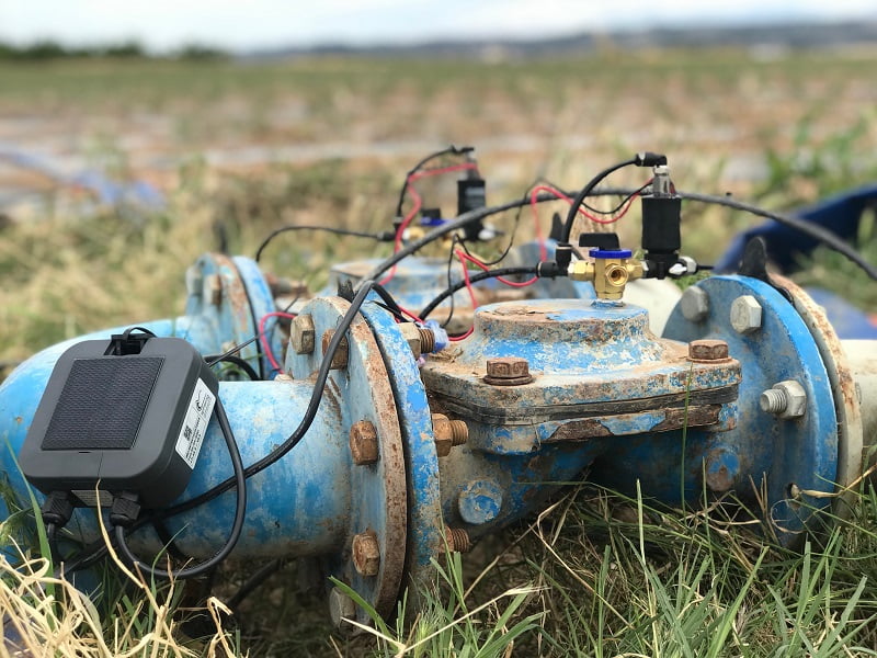 NEXT WaterControl installiert auf einer blauen Bewässerungsanlage