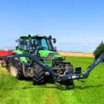 Deutz Traktor steht mit einem Düngerstreuer und dem GreenSeeker in einem Feld.